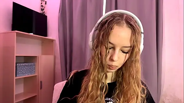 Snapshot of LunaCrave chatting on 10-15-25, 05:18 LunaCrave online show from 10-15-25, 05:18