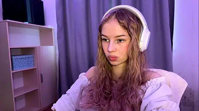Snapshot of LunaCrave chatting on 10-21-25, 10:27 LunaCrave online show from 10-21-25, 10:27