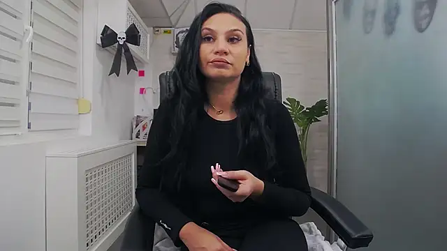 YaraXCox online show from 10-30-25, 04:47