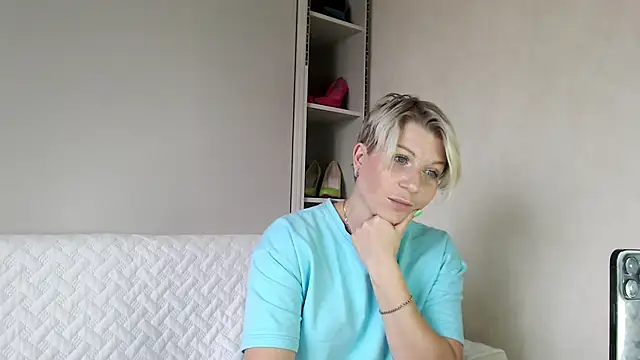 Snapshot of BellaStrong_ chatting on 10-15-25, 06:02 BellaStrong  online show from 10-15-25, 06:02