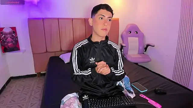 Snapshot of Iam_criss09 chatting on 12-17-25, 08:48 Iam criss09 online show from 12-17-25, 08:48