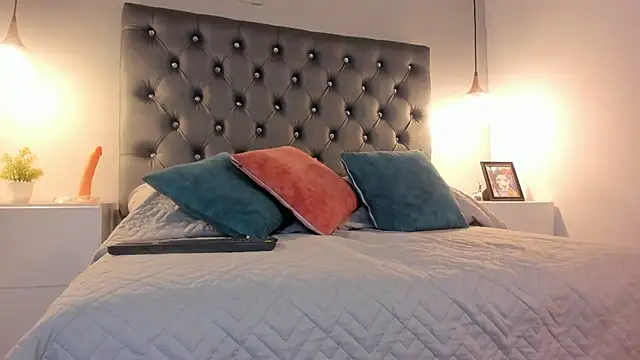 Miiaa Star  online show from 11-17-25, 12:33