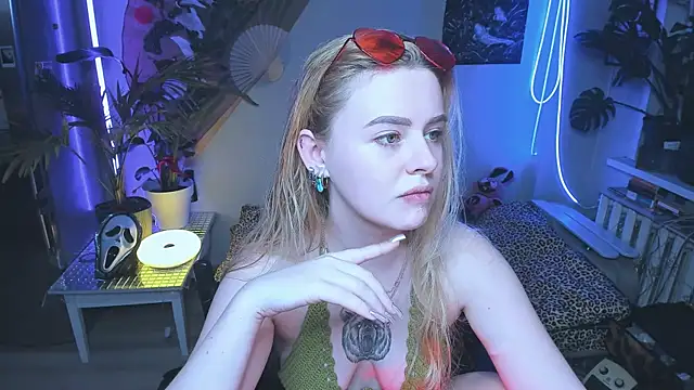 Alexa  Pirs online show from 10-21-25, 03:24