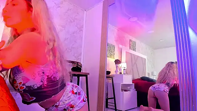 Snapshot of Sophie_teller chatting on 10-13-25, 04:12 Sophie teller online show from 10-13-25, 04:12