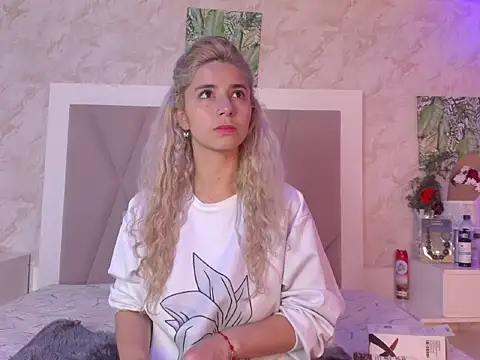 Snapshot of Sophie_teller chatting on 12-15-25, 03:22 Sophie teller online show from 12-15-25, 03:22