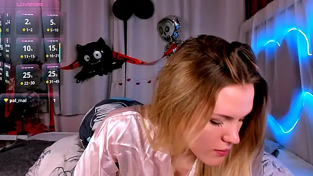 Snapshot of -KittyMoore chatting on 11-03-25, 08:32 -KittyMoore online show from 11-03-25, 08:32