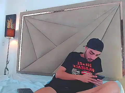 Owen valentin online show from 10-20-25, 03:23