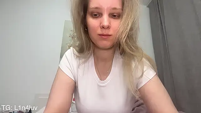 AIicaparkerc online show from 04-21-26, 01:18