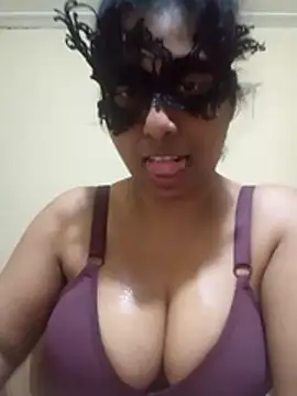 Snapshot of Expose_Queen chatting on 11-29-25, 06:33 Expose Queen online show from 11-29-25, 06:33