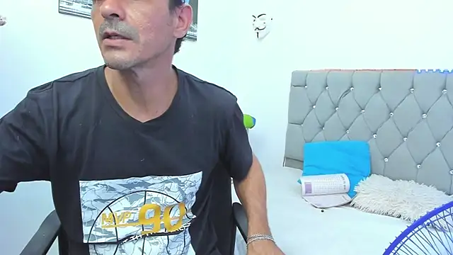 Snapshot of Sofi_And_Santy chatting on 11-23-25, 12:10 Sofi And Santy online show from 11-23-25, 12:10