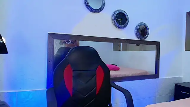 Snapshot of BarbieHeat chatting on 10-18-25, 05:21 BarbieHeat online show from 10-18-25, 05:21