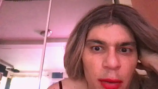 Snapshot of Glow92 chatting on 12-16-25, 05:51 Glow92 online show from 12-16-25, 05:51