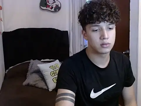 Snapshot of charly_926 chatting on 12-02-25, 10:49 charly 926 online show from 12-02-25, 10:49