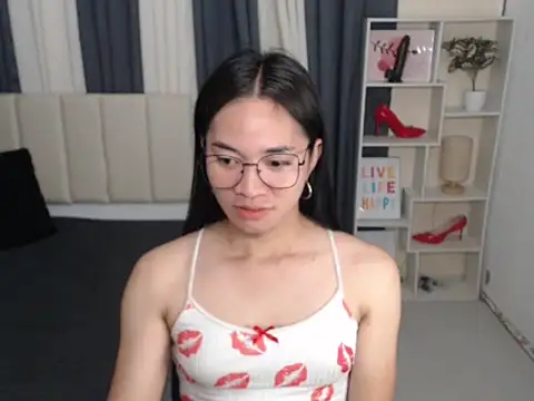 Snapshot of PetiteAsianMarian chatting on 10-15-25, 10:15 PetiteAsianMarian online show from 10-15-25, 10:15