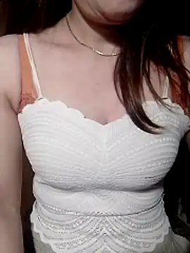 Snapshot of YiyinLy chatting on 06-26-26, 09:52 YiyinLy online show from 06-26-26, 09:52