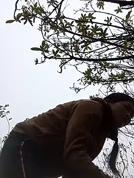 Snapshot of siusiu-00 chatting on 11-13-25, 12:20 siusiu-00 online show from 11-13-25, 12:20