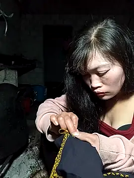 Snapshot of siusiu-00 chatting on 12-14-25, 12:21 siusiu-00 online show from 12-14-25, 12:21