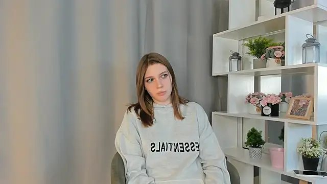 RoslynArcuo online show from 10-16-25, 04:41