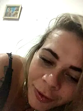 Snapshot of FaixaRosa11 chatting on 10-17-25, 11:40 FaixaRosa11 online show from 10-17-25, 11:40