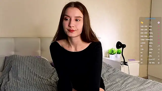 Snapshot of La_L_U_N_E chatting on 12-15-25, 07:40 La L U N E online show from 12-15-25, 07:40