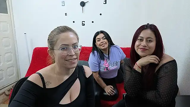 lesb milf online show from 04-22-26, 08:21