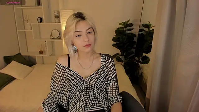 Snapshot of AlysiaSun_ chatting on 10-22-25, 02:06 AlysiaSun online show from 10-22-25, 02:06