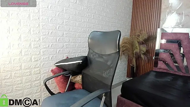 Snapshot of Amara__Hank chatting on 10-26-25, 01:06 Amara Hank online show from 10-26-25, 01:06