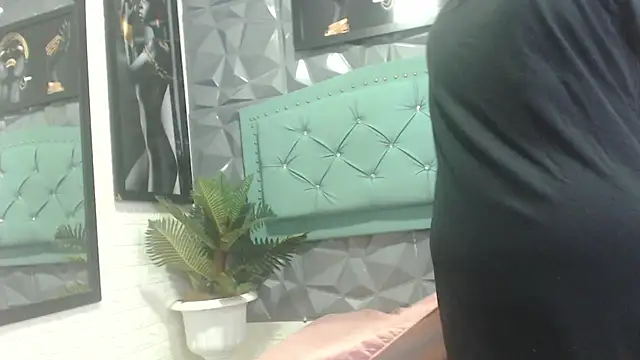 Snapshot of Amara__Hank chatting on 11-26-25, 11:33 Amara Hank online show from 11-26-25, 11:33