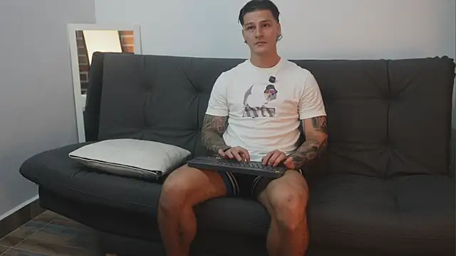 Snapshot of Dominick_walker chatting on 10-31-25, 11:39 Dominick walker online show from 10-31-25, 11:39