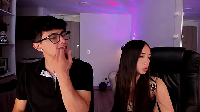 Snapshot of Mikeyvioleta_ chatting on 12-21-25, 06:37 Mikeyvioleta online show from 12-21-25, 06:37