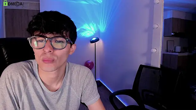 Snapshot of Mikeyvioleta_ chatting on 03-04-26, 10:32 Mikeyvioleta online show from 03-04-26, 10:32