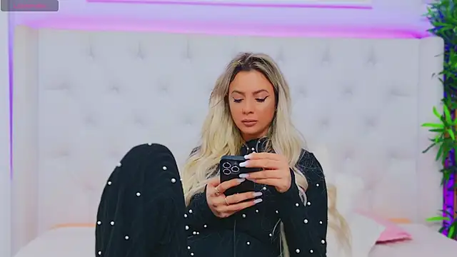 Snapshot of AriannaSins chatting on 01-24-25, 07:49 AriannaSins online show from 01-24-25, 07:49