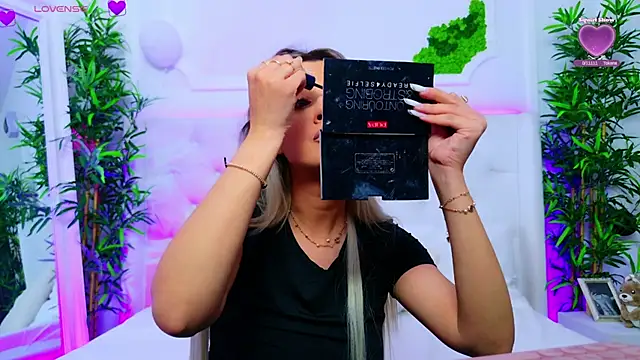 Snapshot of AriannaSins chatting on 10-30-25, 01:45 AriannaSins online show from 10-30-25, 01:45