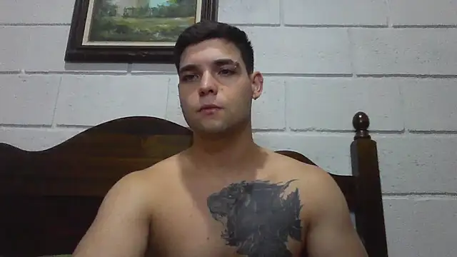 Snapshot of Zure-xxx chatting on 05-19-26, 02:51 Zure-xxx online show from 05-19-26, 02:51