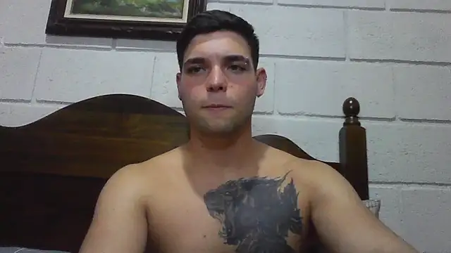 Snapshot of Zure-xxx chatting on 05-20-26, 01:45 Zure-xxx online show from 05-20-26, 01:45