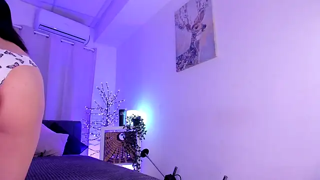 Snapshot of Divine_Madeleine chatting on 05-21-26, 06:20 Divine Madeleine online show from 05-21-26, 06:20