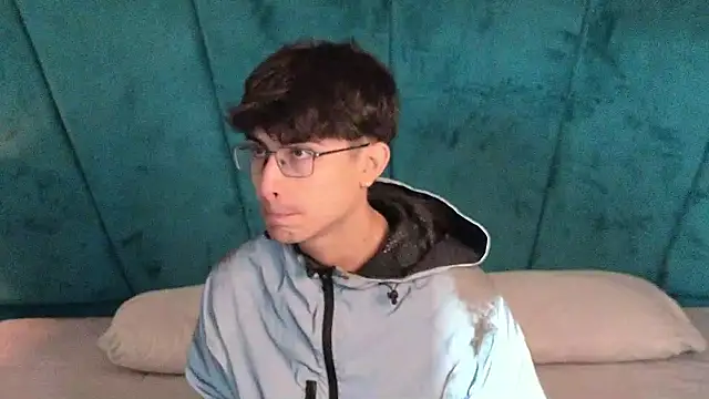 Aaron Eze online show from 03-25-26, 01:39