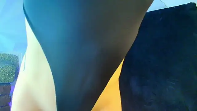 Snapshot of LiliBundy chatting on 10-25-25, 04:20 LiliBundy online show from 10-25-25, 04:20