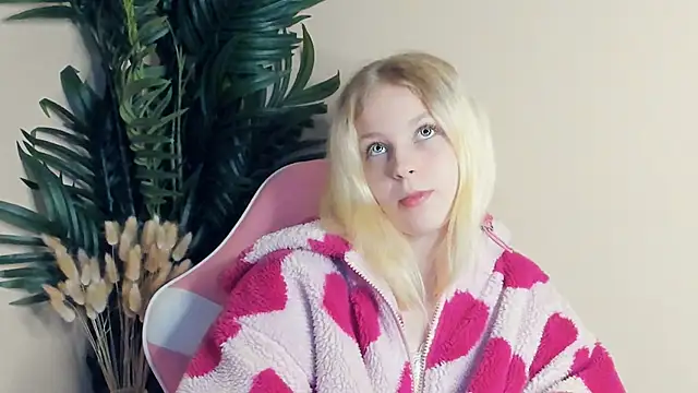 Snapshot of EufemiaLynes chatting on 10-17-25, 02:52 EufemiaLynes online show from 10-17-25, 02:52