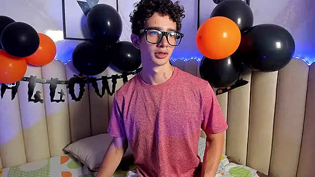 Sasha Blazes online show from 10-20-25, 03:40