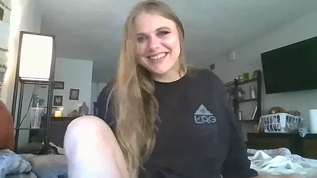 Snapshot of N1naBeanz chatting on 10-17-25, 04:20 N1naBeanz online show from 10-17-25, 04:20