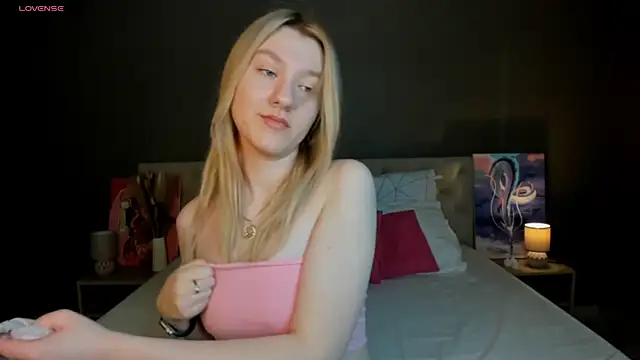 Snapshot of LinaRayy chatting on 10-18-25, 09:32 LinaRayy online show from 10-18-25, 09:32