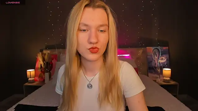 Snapshot of LinaRayy chatting on 10-23-25, 08:57 LinaRayy online show from 10-23-25, 08:57