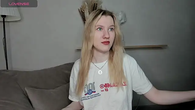 Snapshot of LinaRayy chatting on 12-02-25, 08:08 LinaRayy online show from 12-02-25, 08:08