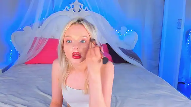 Snapshot of AlessaKiss chatting on 06-15-26, 01:52 AlessaKiss online show from 06-15-26, 01:52