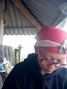 Snapshot of nui-show chatting on 11-11-25, 08:47 nui-show online show from 11-11-25, 08:47