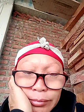 Snapshot of nui-show chatting on 11-13-25, 04:44 nui-show online show from 11-13-25, 04:44