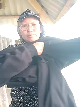 Snapshot of nui-show chatting on 11-20-25, 04:34 nui-show online show from 11-20-25, 04:34