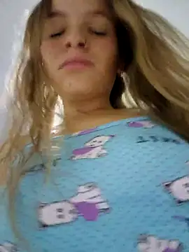 Snapshot of bambiluly chatting on 10-18-25, 01:45 bambiluly online show from 10-18-25, 01:45