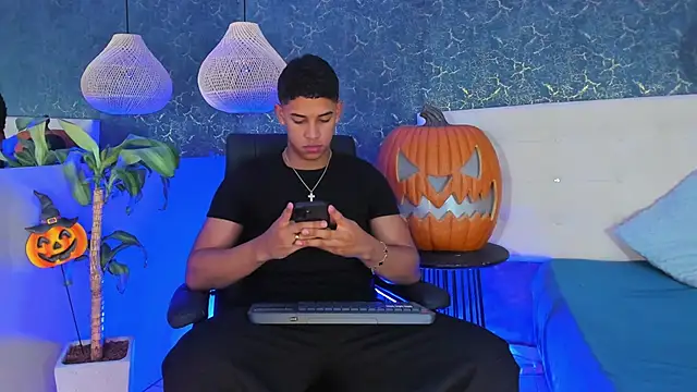 Zayne cross online show from 10-18-25, 05:21